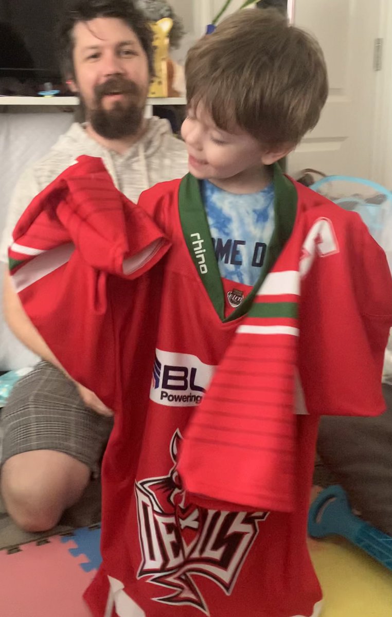 jen_3ddy's tweet photo. I think someone wants his dad’s new @cardiffdevils @officialEIHL playoff jersey. Mini Mikkelson in the making don’t you think? 🏒🥅 @X3roHeroUK #CardiffDevils #POFW22 #MiniPlayer #JerseyTryOn https://t.co/sTZkCpUB23
