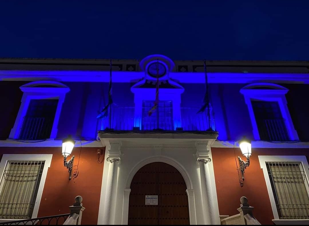 El Ayuntamiento de Fernán Núñez <a href="/fernannunez/">Ayuntamiento de Fernán Núñez</a> se solidariza con las personas afectadas de #EncefalomielitisMialgica y se ilumina de azul en el día mundial de esta enfermedad facebook.com/15086894027034…