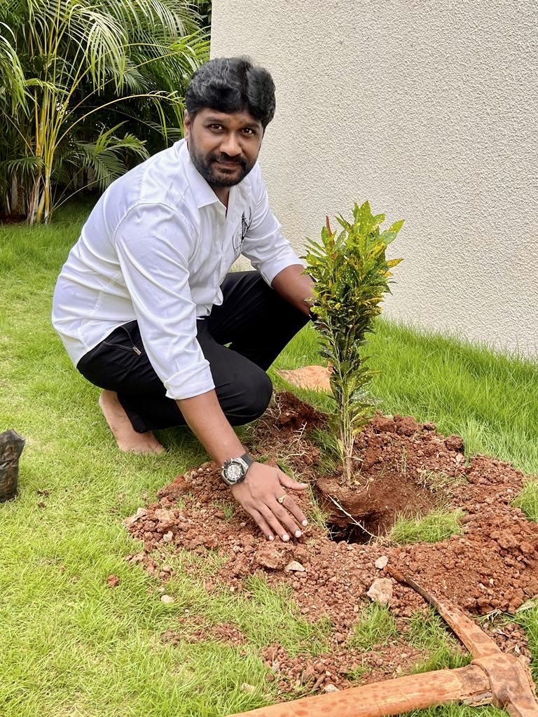 talasani_sai's tweet photo. Marking my birthday planted a sapling following the great initiative by ⁦@MPsantoshtrs⁩ Anna , thank you for inspiring ❤️.⁦@YadavTalasani⁩ ⁦@trspartyonline⁩ https://t.co/R6exPx3FW3