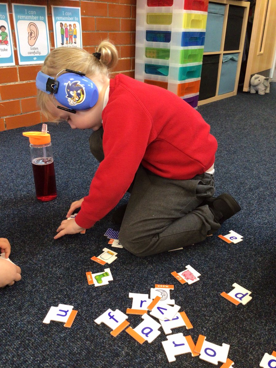 MissMor85589275's tweet photo. RLE working as a team to match the words to the picture ☺️
@YsgolEmmanuel @MrsLEdwards2 https://t.co/gCmHkn7TgK