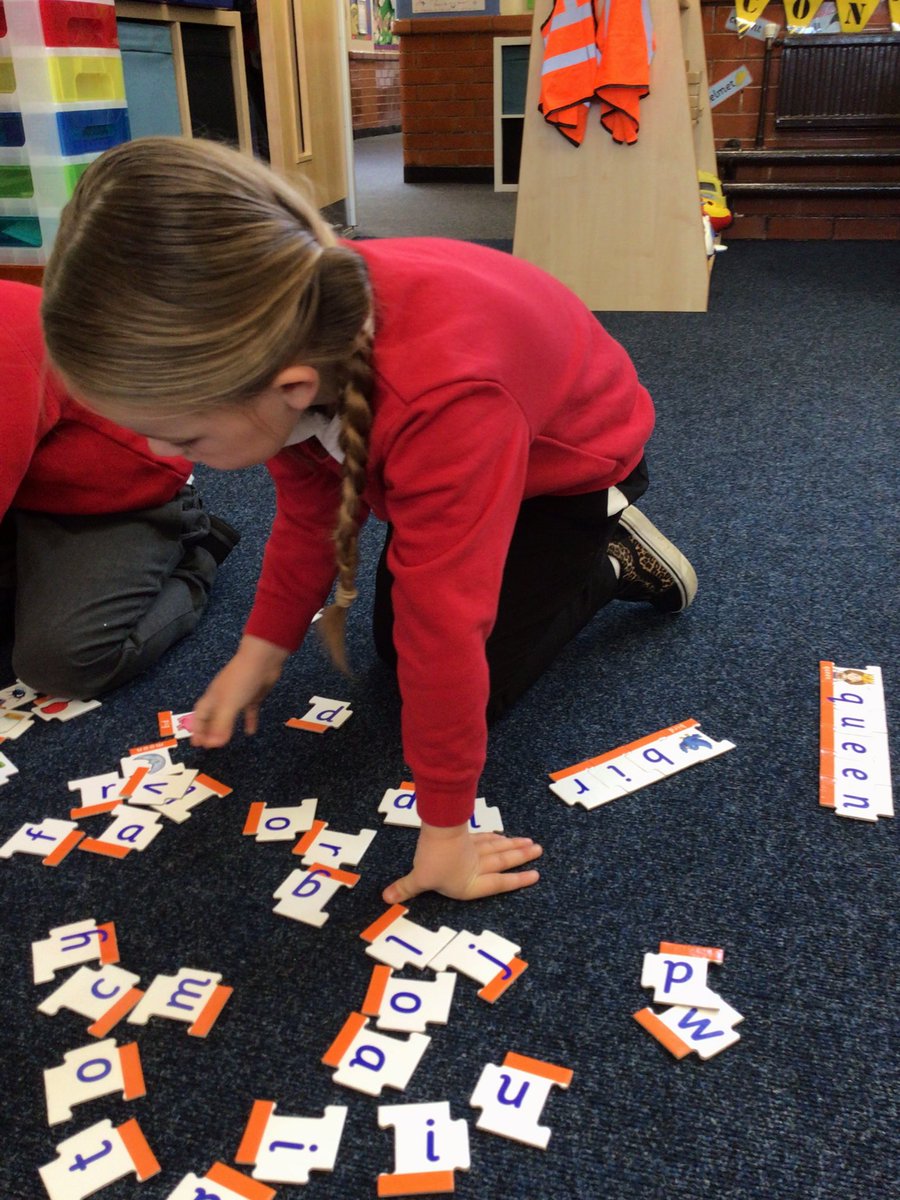 MissMor85589275's tweet photo. RLE working as a team to match the words to the picture ☺️
@YsgolEmmanuel @MrsLEdwards2 https://t.co/gCmHkn7TgK
