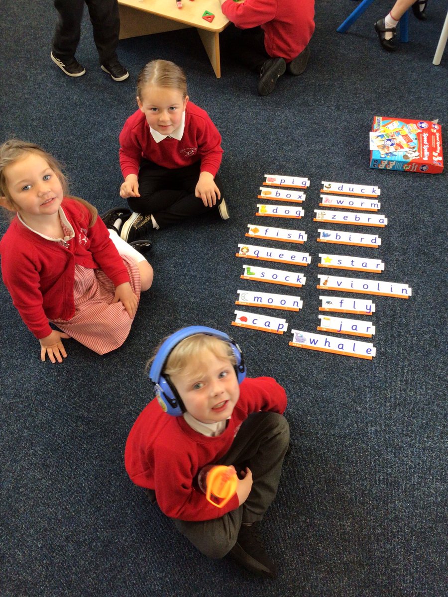 MissMor85589275's tweet photo. RLE working as a team to match the words to the picture ☺️
@YsgolEmmanuel @MrsLEdwards2 https://t.co/gCmHkn7TgK