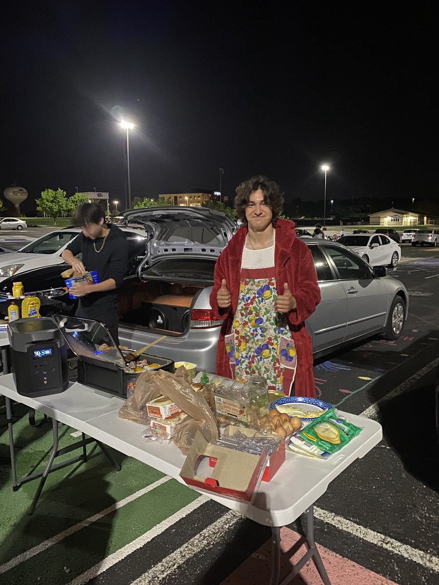 SpringboroHS_AP's tweet image. Starting the morning with our 2022 seniors @Springboro_SHS Senior Sunrise &amp;amp; Breakfast 🌅 ☀️ #thetasselwasworththehassel #Classof2022 wearepathers 🐾💙