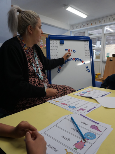 GreatLinfordPri's tweet photo. It was lovely hearing the children read out loud in their phonics lesson today. The children were learning to apply 'sound buttons' to help them read the alien words

#phonics https://t.co/BESWRXduED