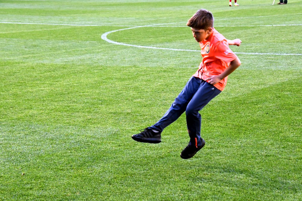 CESabadell's tweet photo. Vols ser el protagonista al descans del #SabadellCornellà? Prova sort amb el Xut del Mig del Camp ⚽

👉🏻 RT 🔁 i M'agrada ❤️ a aquest tuit per participar 

👉🏻 2 seran els afortunats que baixaran a la gespa 🍀

🚘 Patrocinat per #SternMotor

#AmbUnParell | #5000Arlequinats https://t.co/dFNespkox2