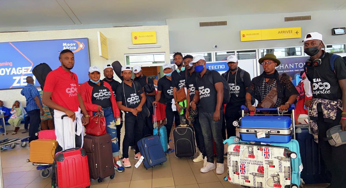 Ouest_Bangangte's tweet photo. Coco Argentée est allé représenter le Cameroun 🇨🇲 en Côte d’Ivoire 🇨🇮 pour le compte du @FEMUAOfficiel . Elle y est allée avrc toute son équipe, orchestre et danseurs … notre artiste 😻😻😻
#femua #bimstr #musique #cotedivoire #Cameroun https://t.co/2gJWAibFrO