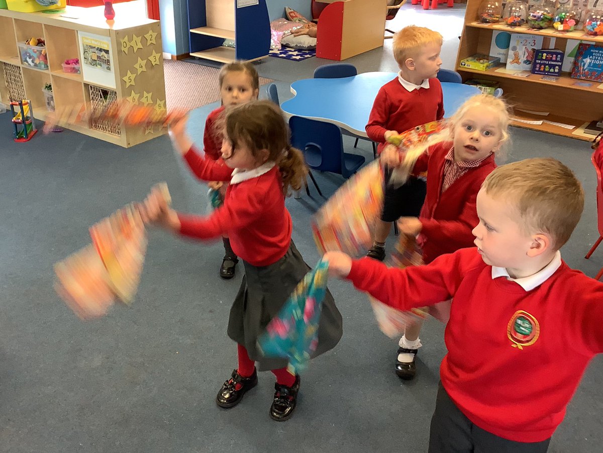 NurseryOPS's tweet photo. Warming ourselves up to squiggle wiggle this morning 💃🏻���🏻
#squigglewiggle #squiggledance #squiggledraw https://t.co/r3Z4AYkPot
