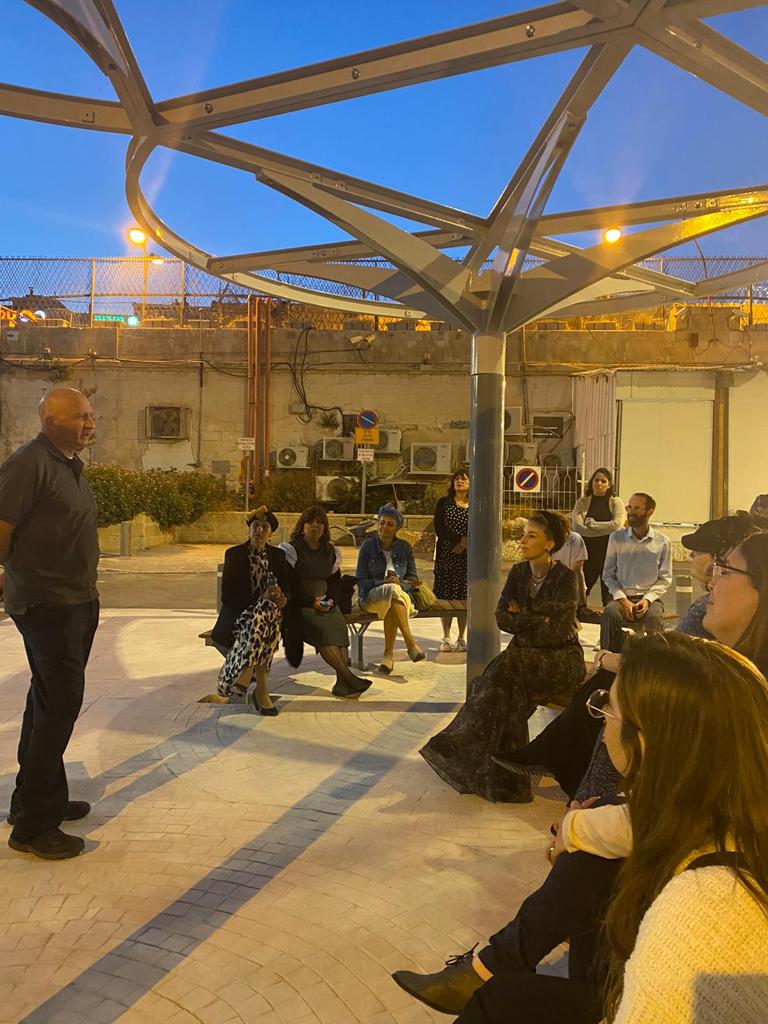 meitalbonchek's tweet photo. נערה מהציונות הדתית.
היא לבושה כמו דוסית.
היא מתנהגת כמו דוסית.
היא מתפללת, מתנהלת במרחב כמו דוסית. 
אף אחד לא חולם איך לעיתים היא חומקת למקומות הכי אפלים שיש,
בתי בושת, הארד קור כמו סאדו וכאלה.
*
הן קוראות להם "ספונסרים"
נשים חרדיות גרושות שצריכות כסף
נאלצות למכור את גופן. https://t.co/KlmmtXRFbG