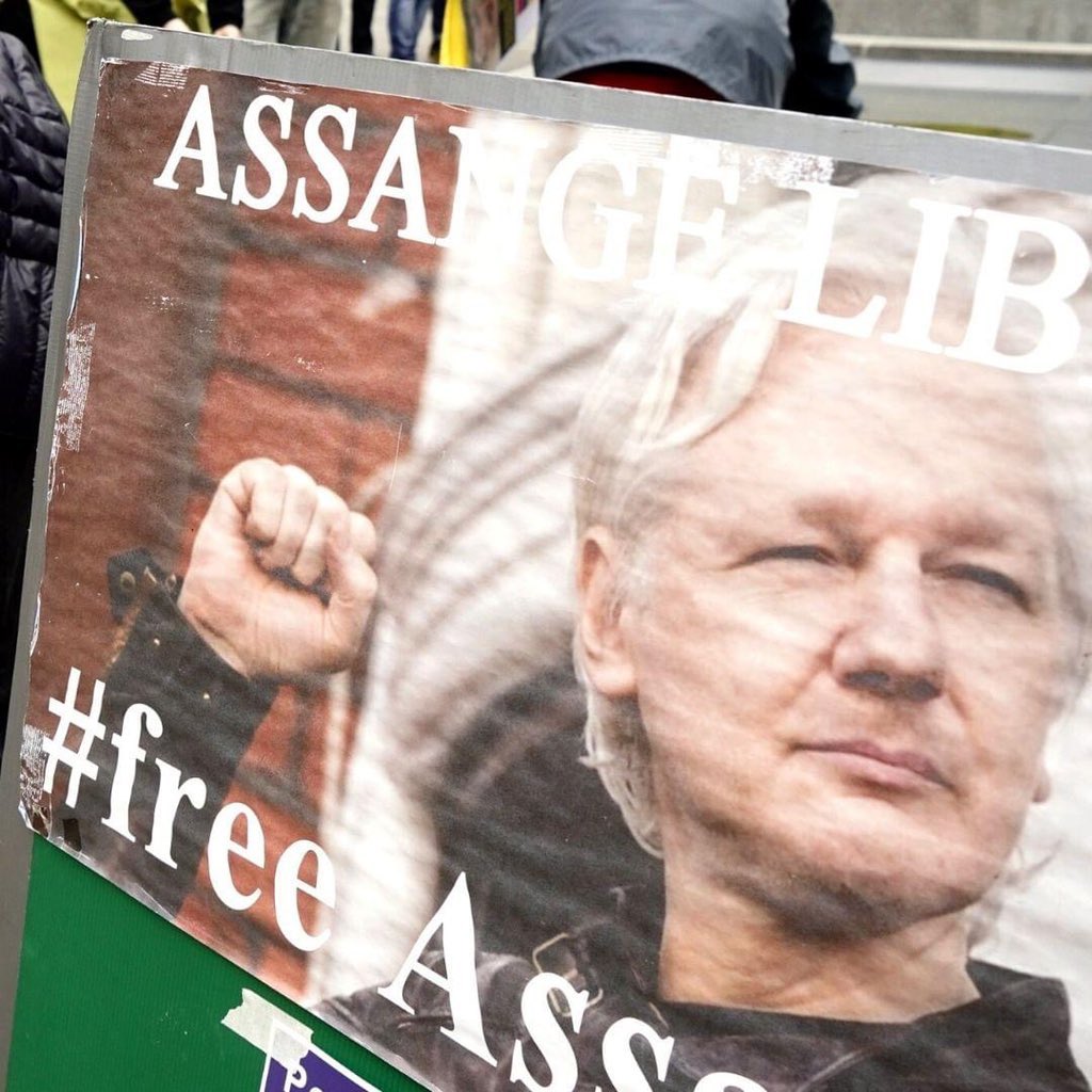 dukana2's tweet photo. 🔴Sono passati 12 anni da quando #Assange ha divulgato 700mila documenti sui crimini #USA in #Iraq #Afghanistan e a #Guantanamo. 

Ha messo a disposizione di tutti quelle notizie, attraverso #WikiLeaks.

Da tre anni è torturato dai delinquenti #Uk ✔️

#freeAssangeNOW https://t.co/qQ6SGrPdjZ