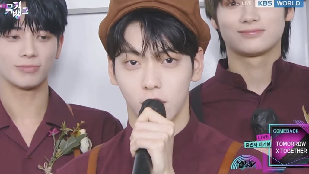 soobinviral's tweet photo. mc soobin is here https://t.co/5RD25l36TF