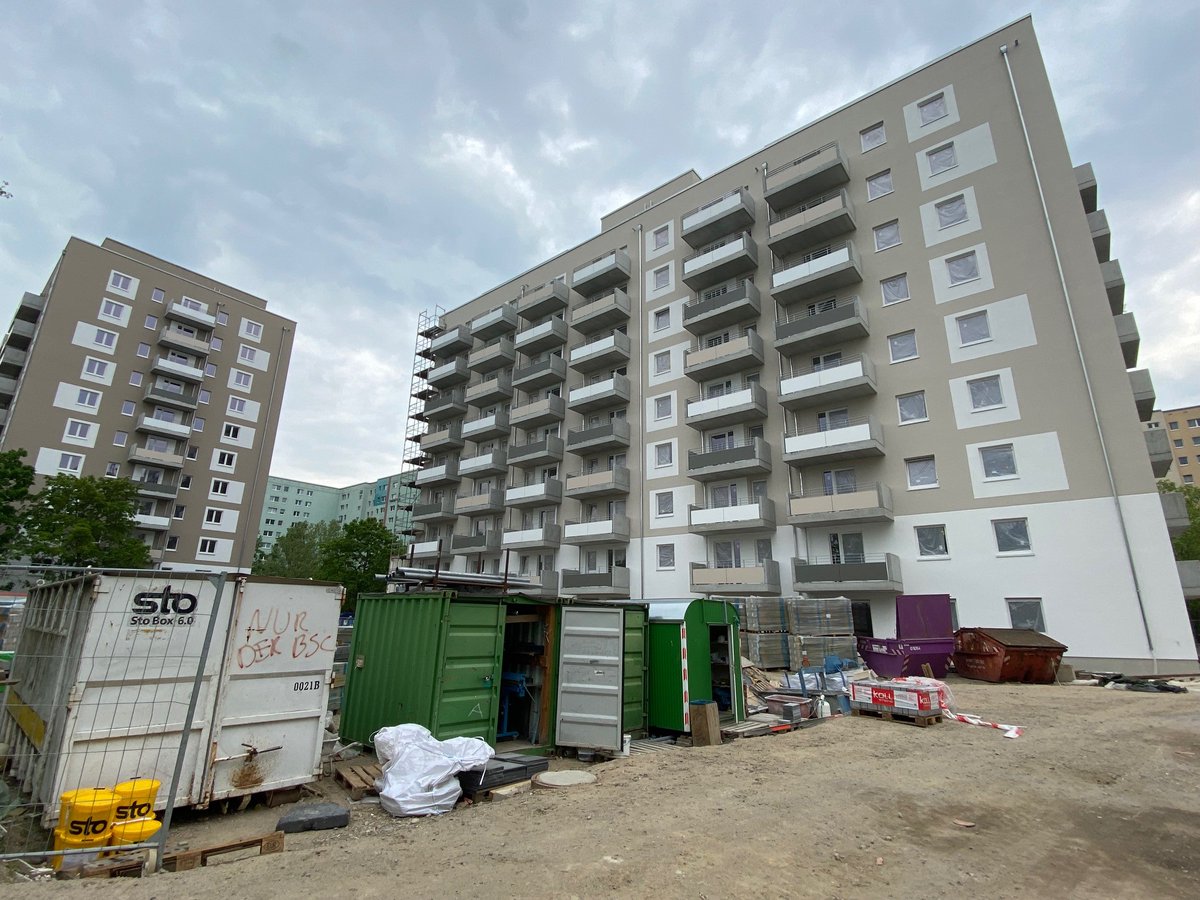 SenStadtBerlin's tweet photo. Über 2000 Wohnungen hat die #StadtundLand in Marzahn-Hellersdorf gebaut: Bezahlbar, barrierefrei, klimagerecht. Heute besucht Senator Geisel die Neubauvorhaben: "Berlin braucht dringend neue Wohnungen, die den Bedürfnissen aller Berliner:innen gerecht werden. Hier entstehen sie." https://t.co/9g6rc7jqRl
