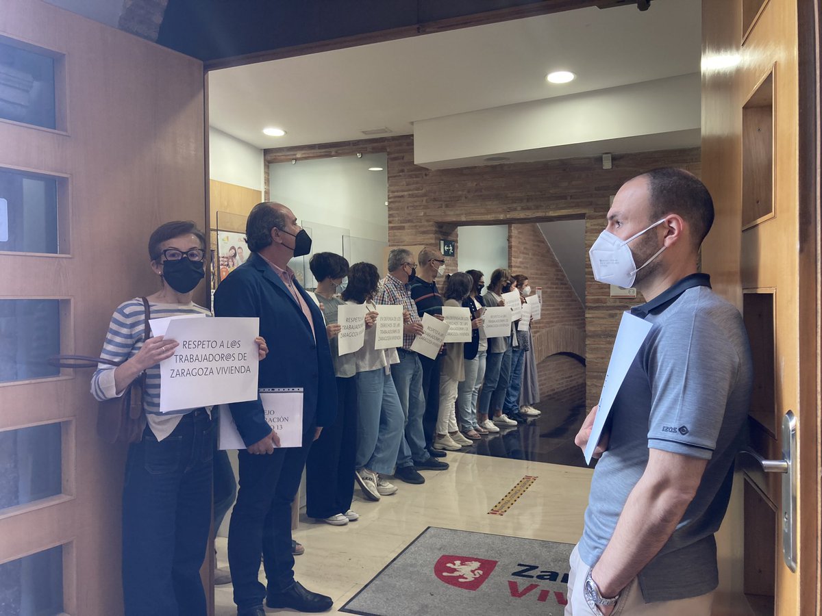 ccoozaragoza's tweet photo. Hoy hemos venido a apoyar a la plantilla de @zgzvivienda que se han concentrado al inicio del Consejo de Administración para mostrar su malestar con el gerente. @Jorge_Azcon cuanto tiempo vas a permitir esto? https://t.co/gs9Rp9d7Xz