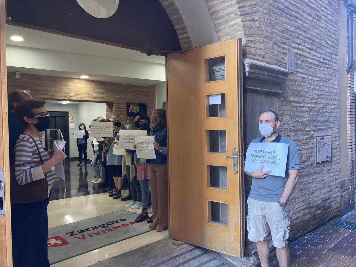 Hoy hemos venido a apoyar a la plantilla de @zgzvivienda que se han concentrado al inicio del Consejo de Administración para mostrar su malestar con el gerente. <a href="/Jorge_Azcon/">Jorge Azcón</a> cuanto tiempo vas a permitir esto?