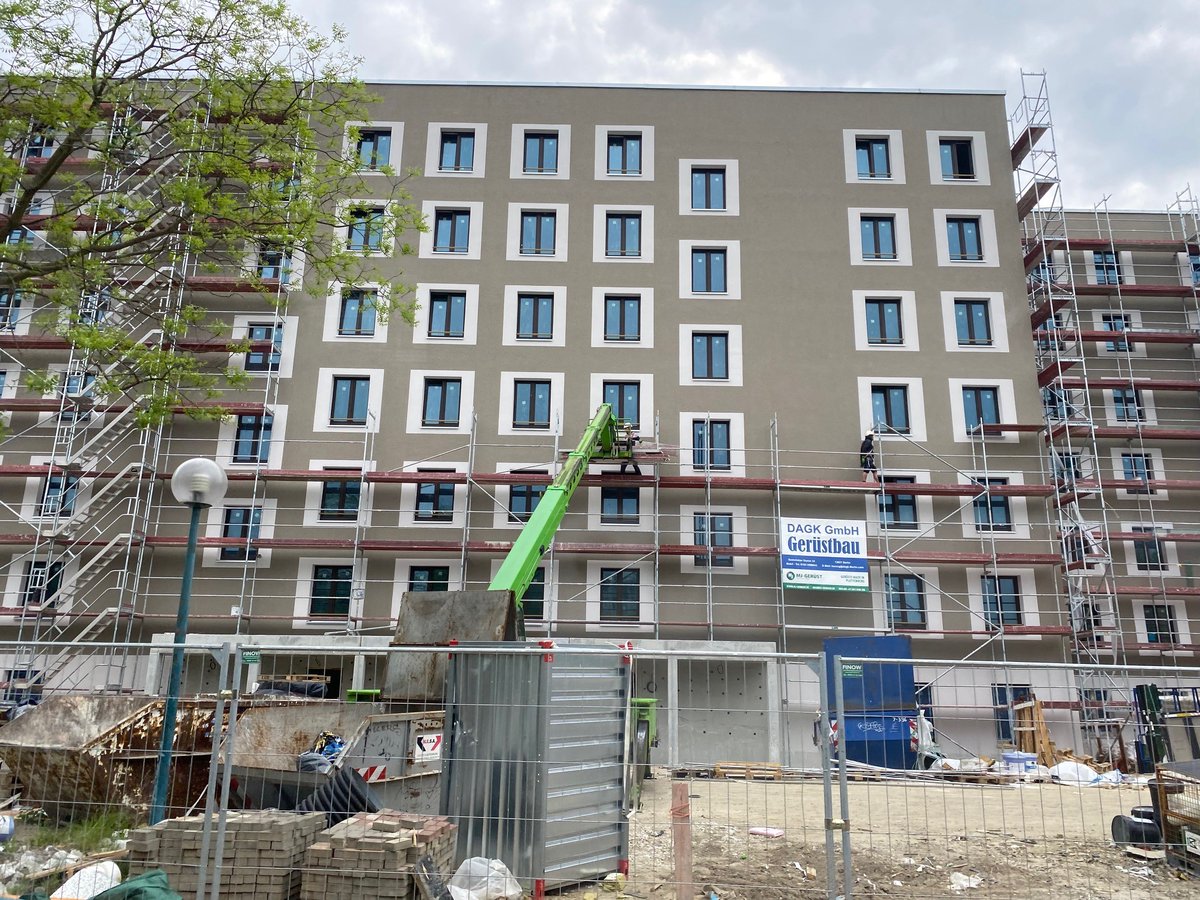 SenStadtBerlin's tweet photo. Über 2000 Wohnungen hat die #StadtundLand in Marzahn-Hellersdorf gebaut: Bezahlbar, barrierefrei, klimagerecht. Heute besucht Senator Geisel die Neubauvorhaben: "Berlin braucht dringend neue Wohnungen, die den Bedürfnissen aller Berliner:innen gerecht werden. Hier entstehen sie." https://t.co/9g6rc7jqRl