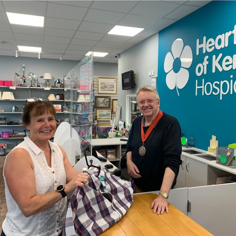 KCCChair's tweet photo. @KCCChair and @RogerGough2 have invited KCC Members to mark the Queen's Platinum Jubilee by helping us reach 70 hours of volunteering for the Queen's 70 years of service #70for70 Vice-Chairman @GaryCooke16 completes 1.5 hours at the Heart of Kent Hospice Charity shop #Maidstone👏 https://t.co/oUS9Oz2oMn