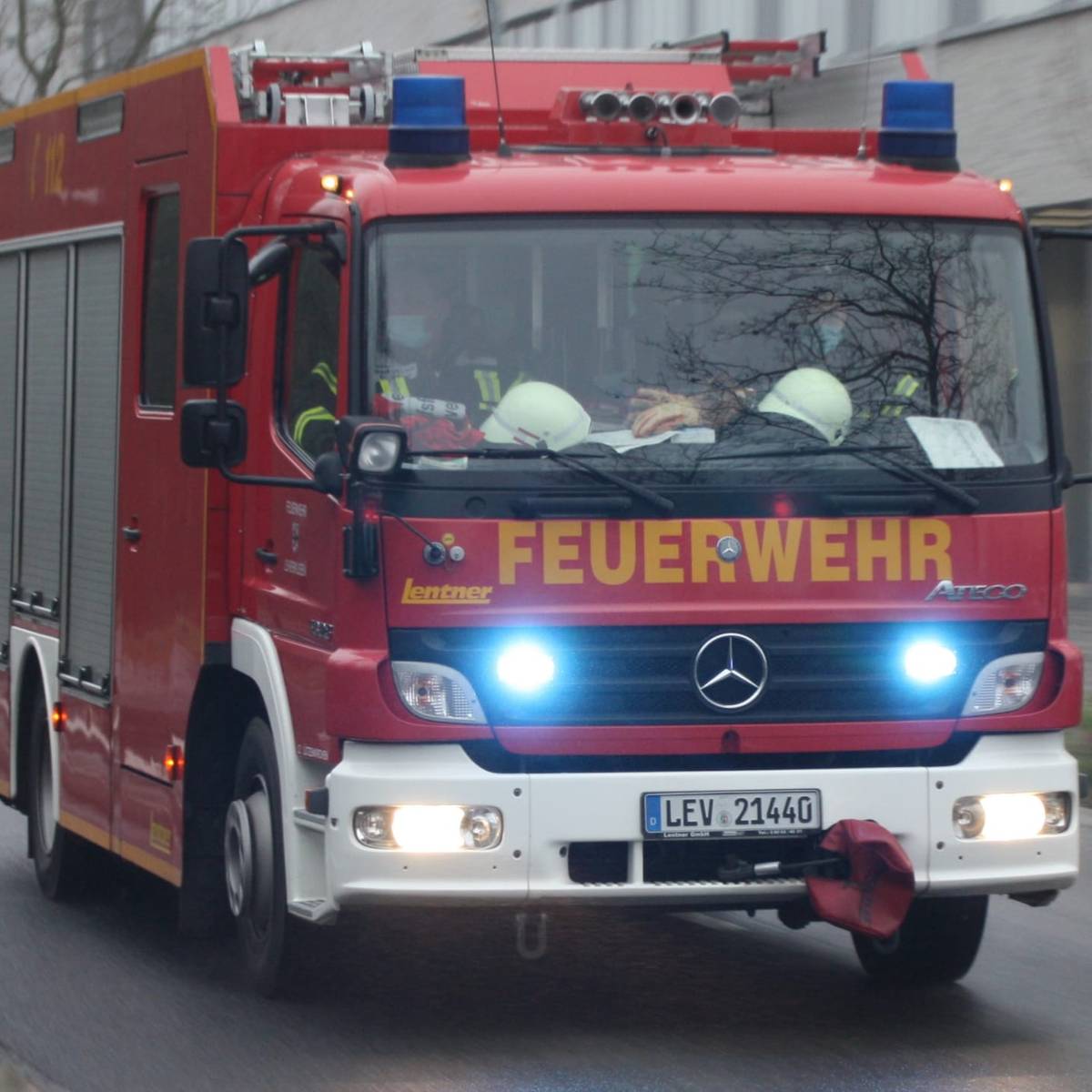 RadioLeverkusen's tweet photo. Explosion in der Augustastraße https://t.co/ZYcuF8Xh5K https://t.co/eJDwmw1F2N