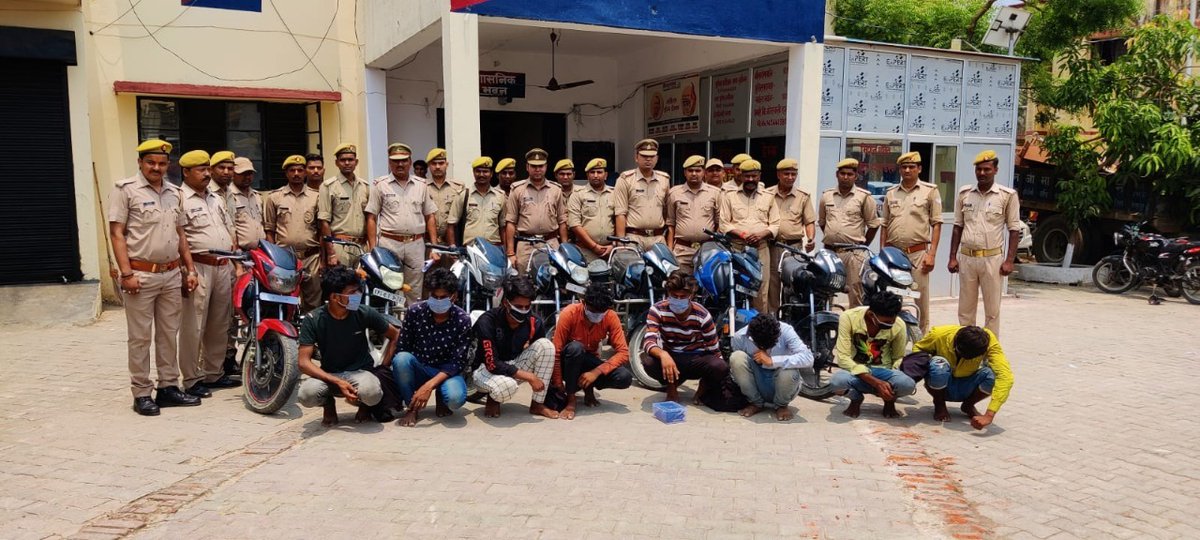 kushinagarpol's tweet photo. #SP_KSN @dhawalips के निर्देशन में थाना हाटा पुलिस टीम द्वारा अन्तर्जनपदीय वाहन चोरी गैंग का पर्दाफाश, चोरी की 8 अदद मोटरसाइकिल के साथ 08 शातिर वाहन चोर किये गये गिरफ्तार। #uppolice https://t.co/NewYCaPDgR