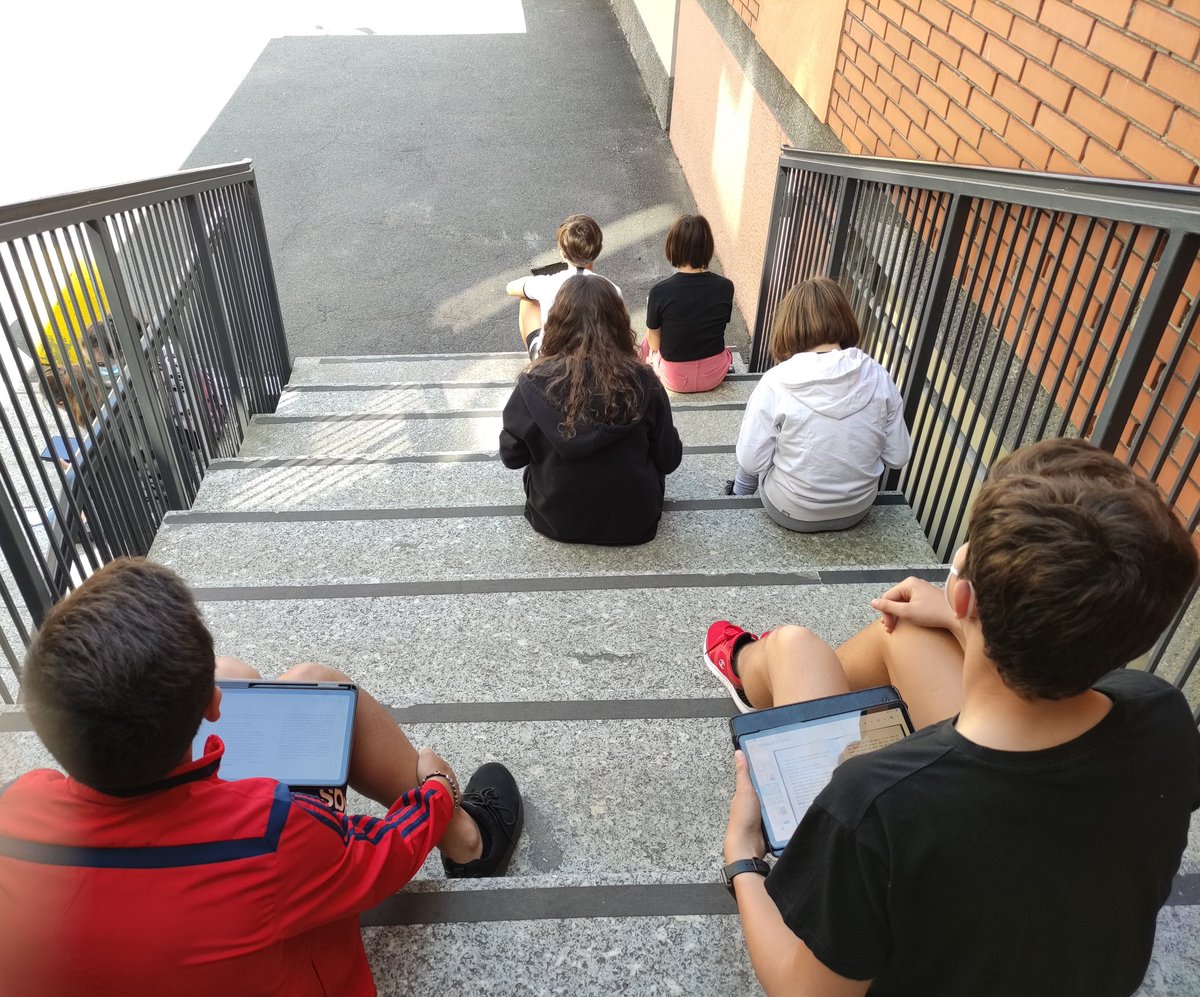 sdbpaderno's tweet photo. Lavoro in esterni per i ragazzi di #2bsecondaria che stanno selezionando gli effetti sonori per l'eBook horror #alwayslearning https://t.co/oGyjma0wAB