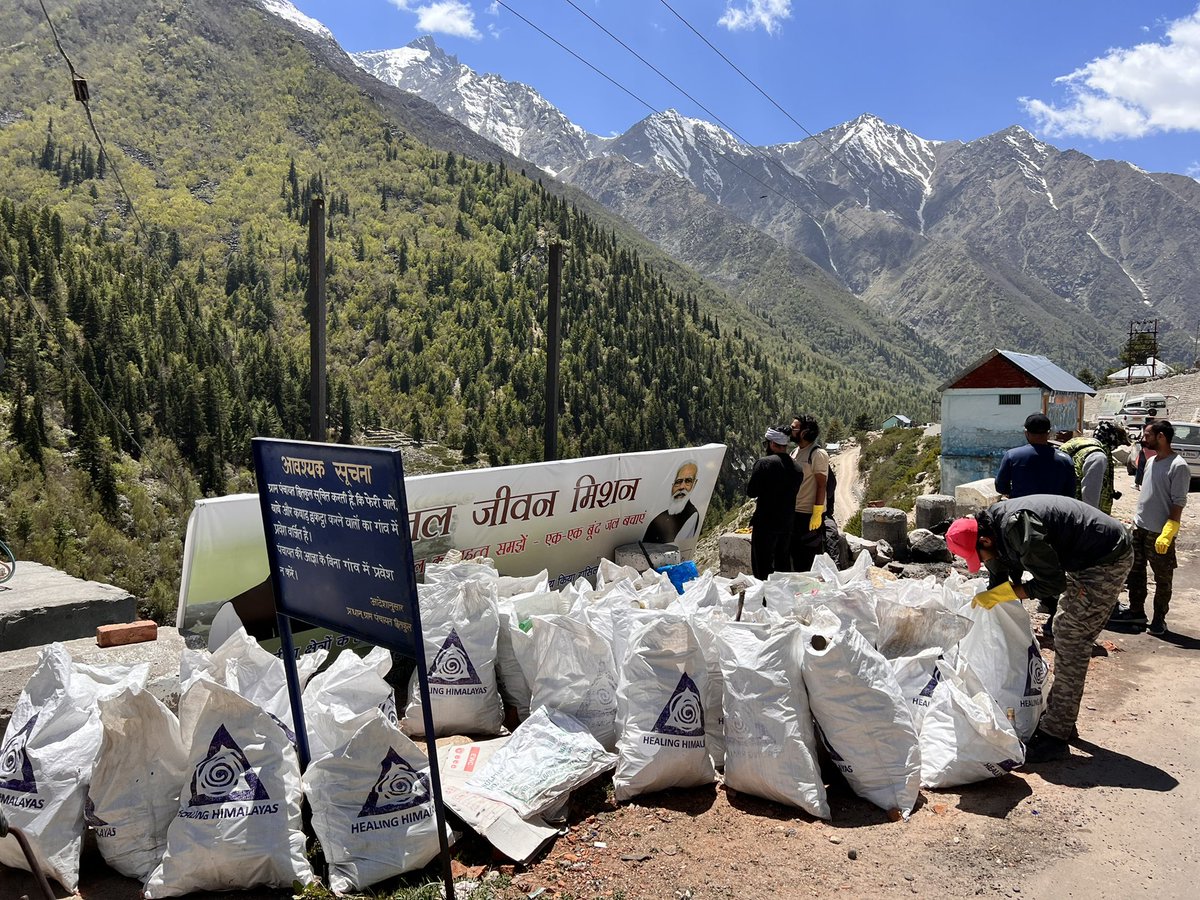 3 hours of cleanup at last village of India Chitkul ( Kinnaur ), we will resume again tomorrow morning ☘️

Breathless view and altitude 😎
3450 meters 

#healinghimalayas #circulareconomy