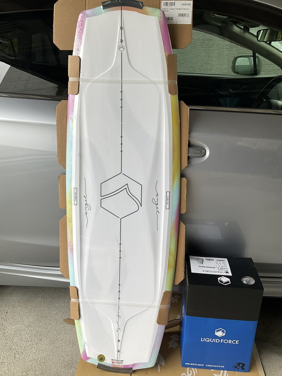 yo_hirata's tweet photo. レディースのボードを買っていただくのは久し振り。これから始められるなら、まずはリーズナブルなこの組み合わせもいいんじゃないでしょうか。身長、体重、足のサイズに合っているのはもちろん、クセの無い素直なボードを選ぶのが楽しく上達する為のワンポイント。#高知 #ウェイクボード #liquidforce https://t.co/HuVR60viBC