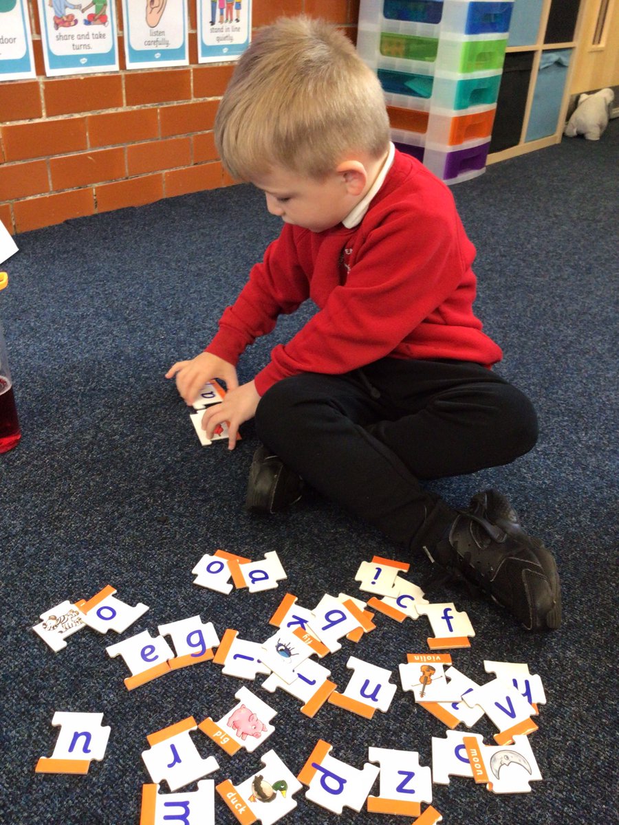 MissMor85589275's tweet photo. RLE working as a team to match the words to the picture ☺️
@MrsLEdwards2 @YsgolEmmanuel https://t.co/Al8N8QTIx8