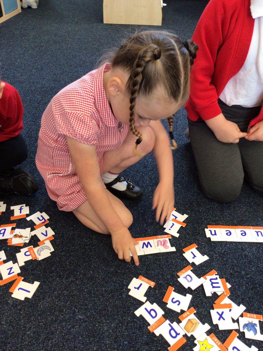 MissMor85589275's tweet photo. RLE working as a team to match the words to the picture ☺️
@MrsLEdwards2 @YsgolEmmanuel https://t.co/Al8N8QTIx8