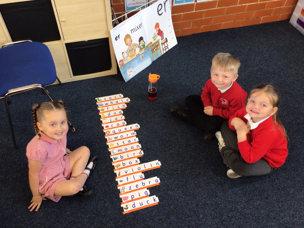 MissMor85589275's tweet photo. RLE working as a team to match the words to the picture ☺️
@MrsLEdwards2 @YsgolEmmanuel https://t.co/Al8N8QTIx8