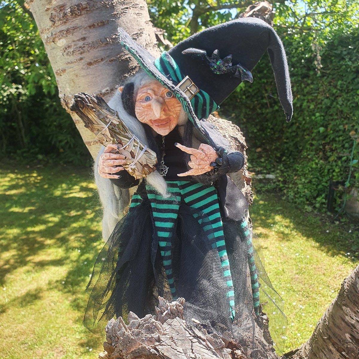 La Piru. Muñeca de Porcelana articulada de 43 centímetros.  Creada a mano.
Se hacen por encargo! Más información DM o instagram Dark_Raven_Poxi ➡️ 

#brujas #porcelana #muñecas #ViernesDeGanarSeguidores #Viernes