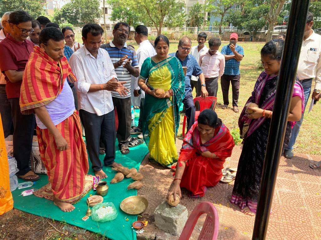 MayorofBBSR's tweet photo. Attended foundation stone laying ceremonies for three different mini parks in K5, K7 and K8 localities of Kalinga Nagar under Ward No. 23 in the presence of local Corporator, engineers and officials of
@bmcbbsr and local residents. #KalingaNagar #Bhubaneswar #MiniParks https://t.co/6pbLdxgIWZ