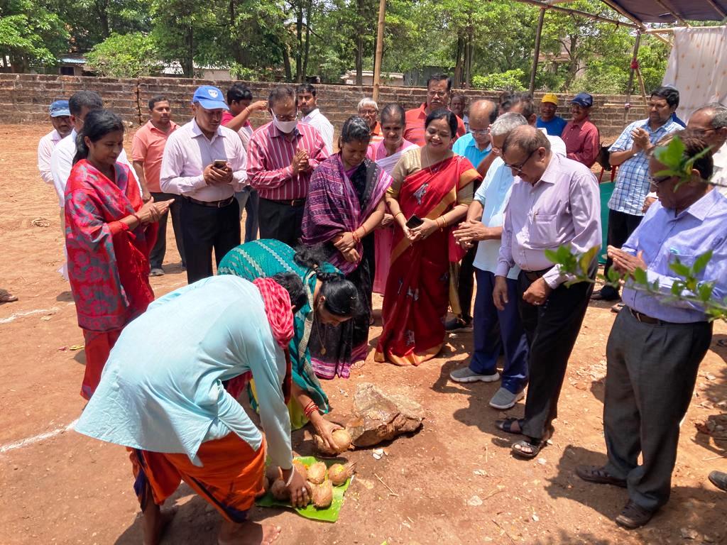 MayorofBBSR's tweet photo. Attended foundation stone laying ceremonies for three different mini parks in K5, K7 and K8 localities of Kalinga Nagar under Ward No. 23 in the presence of local Corporator, engineers and officials of
@bmcbbsr and local residents. #KalingaNagar #Bhubaneswar #MiniParks https://t.co/6pbLdxgIWZ