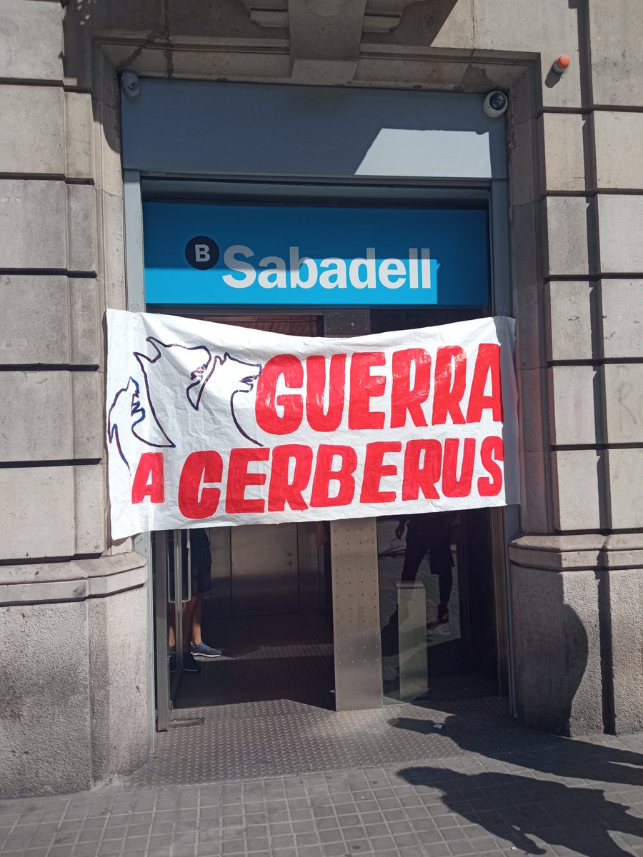 🔴 Acció sorpresa en el Banc Sabadell!

Els sindicats de Ciutat Vella acabem d'ocupar les oficines per a negociar lloguers socials. Cerberus és el que gestiona aquestes cases, ens quedarem aquí fins que acceptin asseure's.