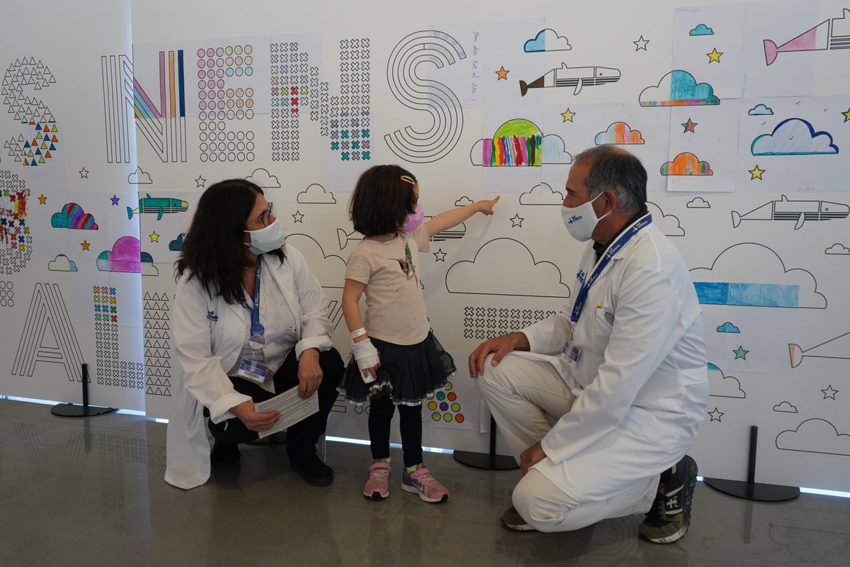 vallhebron's tweet photo. L'Alba i el Jen Imanol acompanyats pel Dr. Albert Salazar, gerent de Vall d’Hebron, i @maaceitu, d'#InfermeriaVH, han baixat per posar algunes de les peces del gran mural que està al vestíbul l’Hospital Infantil 🏥  i que entre tots i totes estem omplint pel #DiaNenHospitalitzat https://t.co/utH4jybvQW