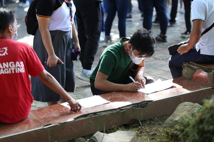 batspiocapitol's tweet photo. #HelpInMotion: Muling sinimulan ngayong araw, ika-13 ng Mayo 2022, ng Office of the Provincial Governor - Scholarship Division ang pamamahagi ng financial assistance sa mga iskolar ng Kapitolyo para sa 2nd semester ng Academic Year 2021-2022 sa Provincial DREAM ZONE. https://t.co/z5sEgFnqbq