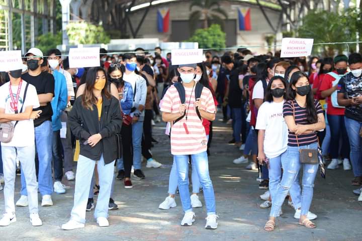 batspiocapitol's tweet photo. #HelpInMotion: Muling sinimulan ngayong araw, ika-13 ng Mayo 2022, ng Office of the Provincial Governor - Scholarship Division ang pamamahagi ng financial assistance sa mga iskolar ng Kapitolyo para sa 2nd semester ng Academic Year 2021-2022 sa Provincial DREAM ZONE. https://t.co/z5sEgFnqbq