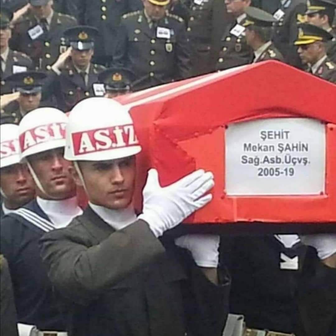 zkanmrl's tweet photo. Bir kahraman... #Şehit Sağlık Astsubayı Mekan Şahin'in yas günü... Ruhun şad olsun kardeşim... 13.05.2016 https://t.co/qAbBxGRZrw