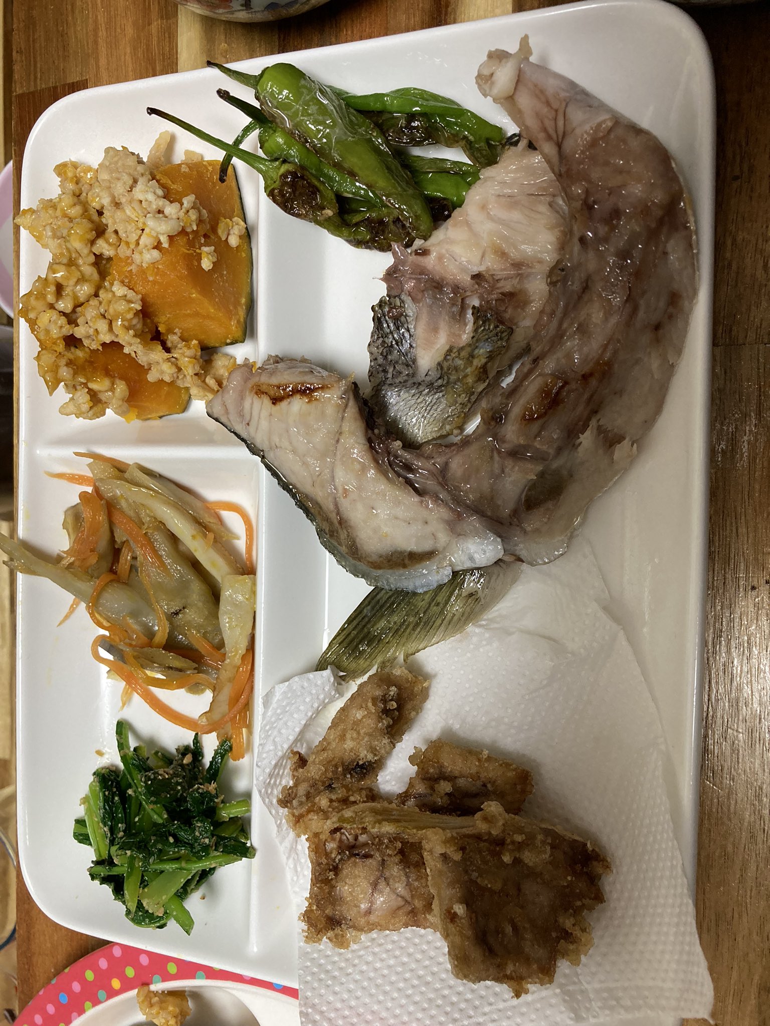 Arkت 今日の晩御飯はイサキとハマチカマ焼き カボチャ鶏そぼろ かぶの葉ごま和え きんぴらごぼう アラ唐揚げ ししとう 卵豆腐 味噌汁 T Co Riqkrimwdq Twitter