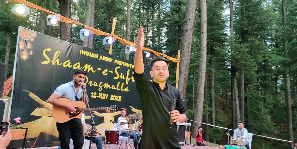 ChinarcorpsIA's tweet photo. An exhilarating musical extravaganza “Shaam-e-Sufiana” was held at Zanj-e-Stan, Drugmulla, #Kupwara. The event featured performances by Kashmiri singer Waqar Khan, dance by Shagufta Group &amp; other local talents. Local youth turned up in large numbers for the event.
#Kashmir
@adgpi https://t.co/IHr7f9Zvdy