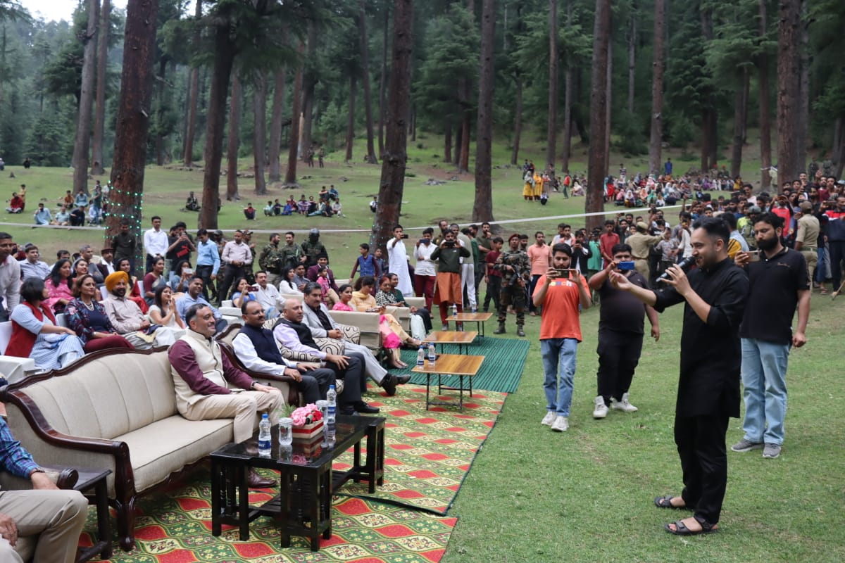 ChinarcorpsIA's tweet photo. An exhilarating musical extravaganza “Shaam-e-Sufiana” was held at Zanj-e-Stan, Drugmulla, #Kupwara. The event featured performances by Kashmiri singer Waqar Khan, dance by Shagufta Group &amp; other local talents. Local youth turned up in large numbers for the event.
#Kashmir
@adgpi https://t.co/IHr7f9Zvdy
