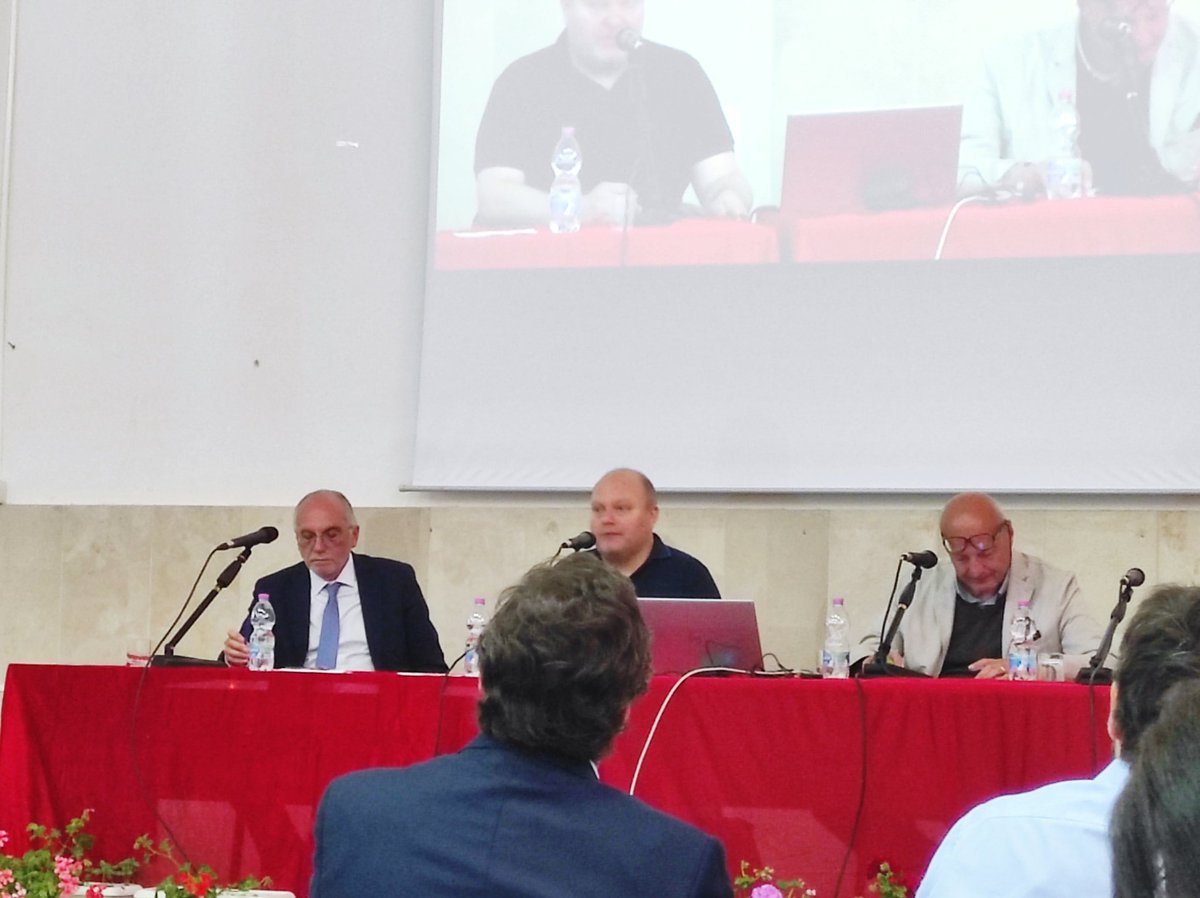 amicidellaterra's tweet image. 🗨️ @MichelangeloI "Abbiamo il problema di informare i cittadini in modo puntuale, per un’informazione vera e reale". Il direttore scientifico di #Arpacal sul ruolo dei dati per l'analisi e la gestione dei territori. #MED4EBM #EBM