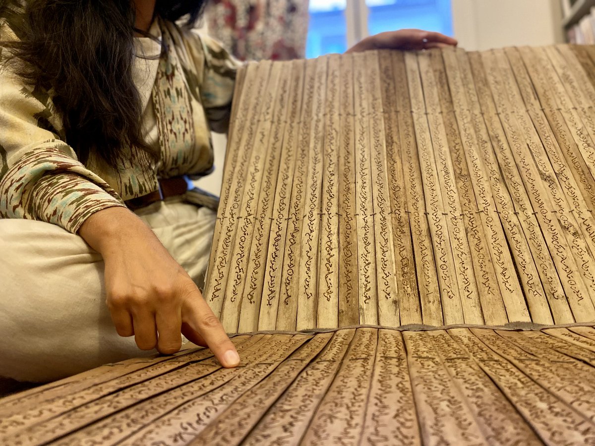 CellardEleonore's tweet photo. Each folio (100 x 61mm) is made up of 40-42 palm leaves with 1 line of text per leaf (rarely 2), stitched together and bound into a codex with a palm wood binding and envelope flap. The text is incised, then blackened. At the end: an apocryphal date of copy: AH 1331 (1912-13 CE) https://t.co/GhlJ9FItPY