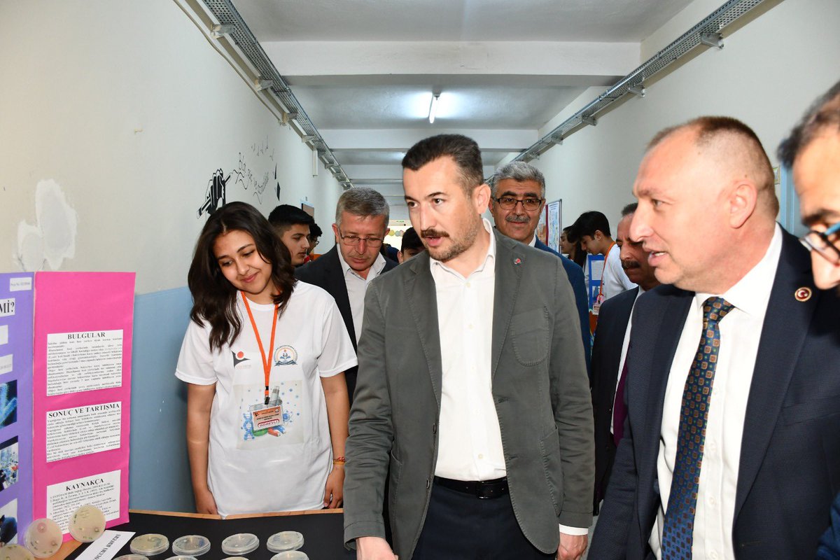 PekuzYasin's tweet photo. Fuat Sezgin Anadolu Lisesi TÜBİTAK Bilim Fuarı ve resim sergisi açılışına katıldık. Emeği geçen yönetici, öğretmen ve öğrencilerimiz ile teknik hizmet personellerimize teşekkür ediyoruz. 
Başarılarınız daim olsun… https://t.co/NIqOJINn9u