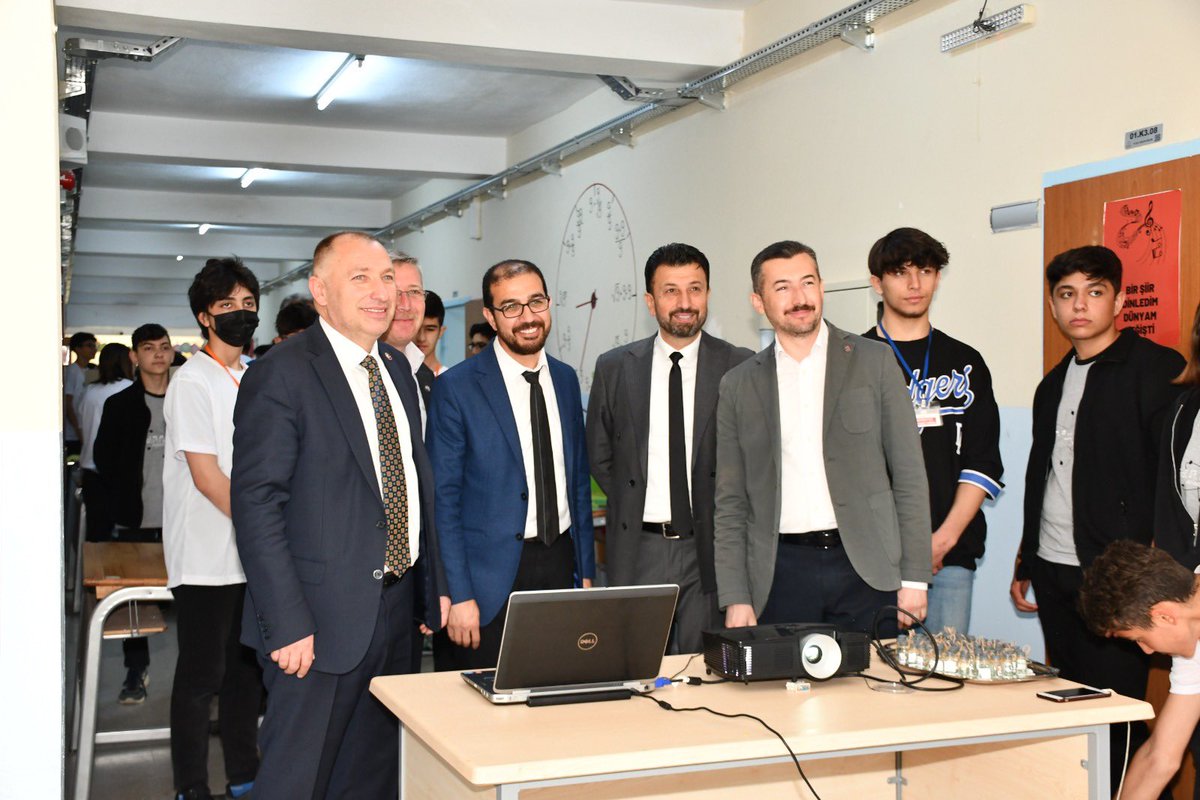 PekuzYasin's tweet photo. Fuat Sezgin Anadolu Lisesi TÜBİTAK Bilim Fuarı ve resim sergisi açılışına katıldık. Emeği geçen yönetici, öğretmen ve öğrencilerimiz ile teknik hizmet personellerimize teşekkür ediyoruz. 
Başarılarınız daim olsun… https://t.co/NIqOJINn9u