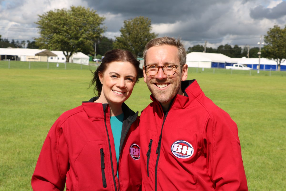 BBCBargainHunt's tweet photo. Morning #BBCBargainHunt’ers! 👋

Get ready for a brand new ep today @ 12:15pm, join @KnowlesEric w| @Raj_bisram &amp; @nickhallfineart as the Reds and Blues go in search of profits before auctioning @SpecialAuction1 

Meanwhile Eric sails on the Kennet and Avon Canal @KACTReading ⛵️ https://t.co/LgRsqU4F7A