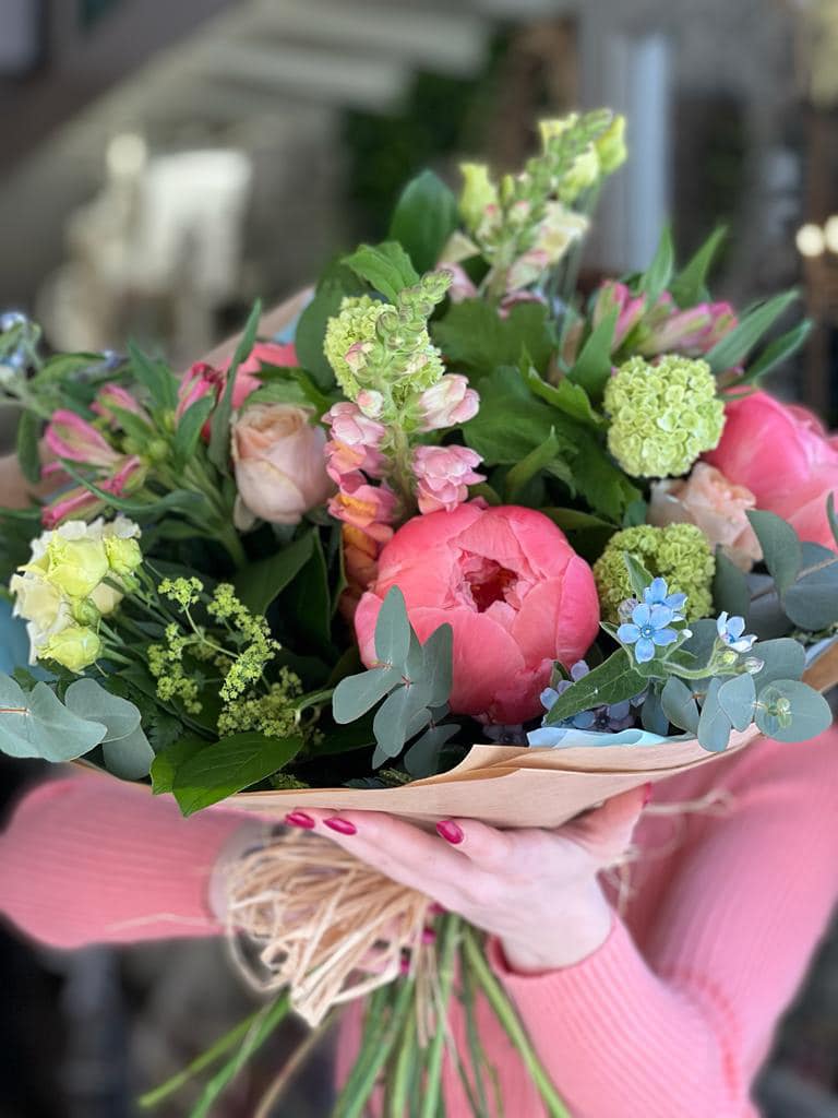 This colourful floral arrangement includes delicate Roses, pretty Peonies and Lisianthus blooms. 

Whether for yourself or as a gift, this Summer Garden Hand-tied is guaranteed to brighten anyone’s day ☀️

Available to order online now at the link in the bio!

#kendallsflorist