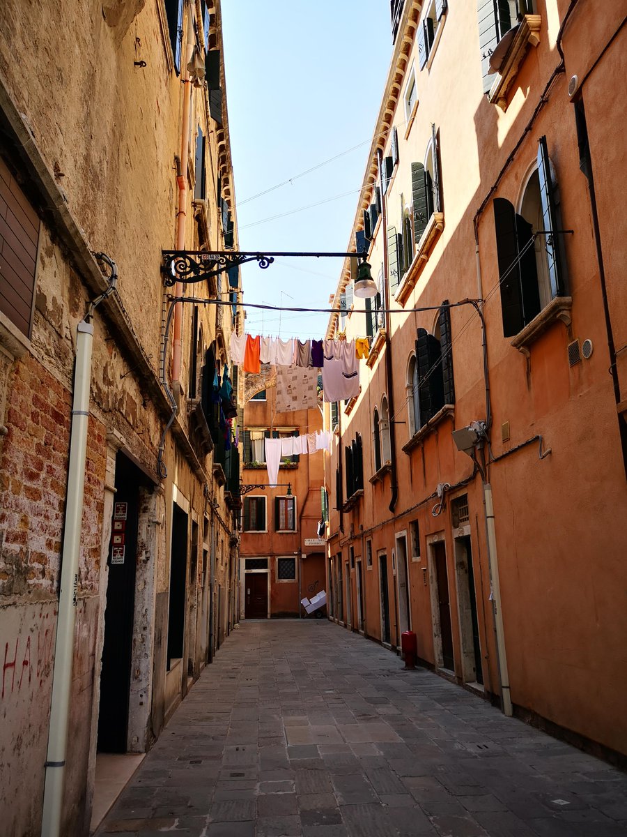 Laundry days in #Venice go like this! 

#4017sanmarco #italy #italyvacation #accomodation #hotelinvenice #veniceholiday #guesthouseinvenice  #discovervenice #visitvenice #veneziagram #venezianascosta #veniceitaly #holidayinvenice #igvenezia #instavenice #italianholiday