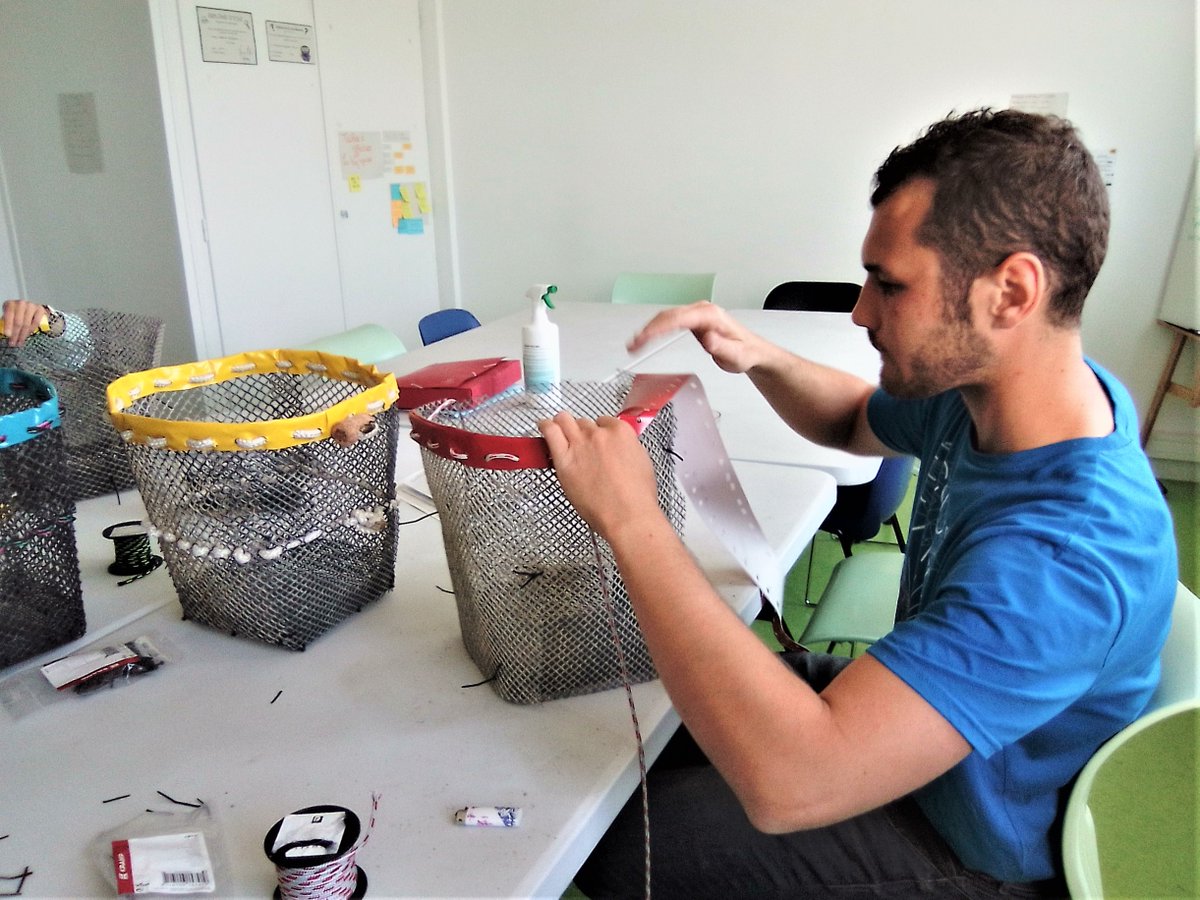 Echo_Mer's tweet image. L'équipage ECHO-MER se forme !
Objectif : proposer un nouvel atelier pour les groupes. Confection d'une corbeille avec des poches à huîtres recyclées !💙♻️
Renseignez-vous ! echo-mer.com/contact.php
#ecoutetamer #larochelle #arcachon #ostreiculture #recyclage #ateliercreatif