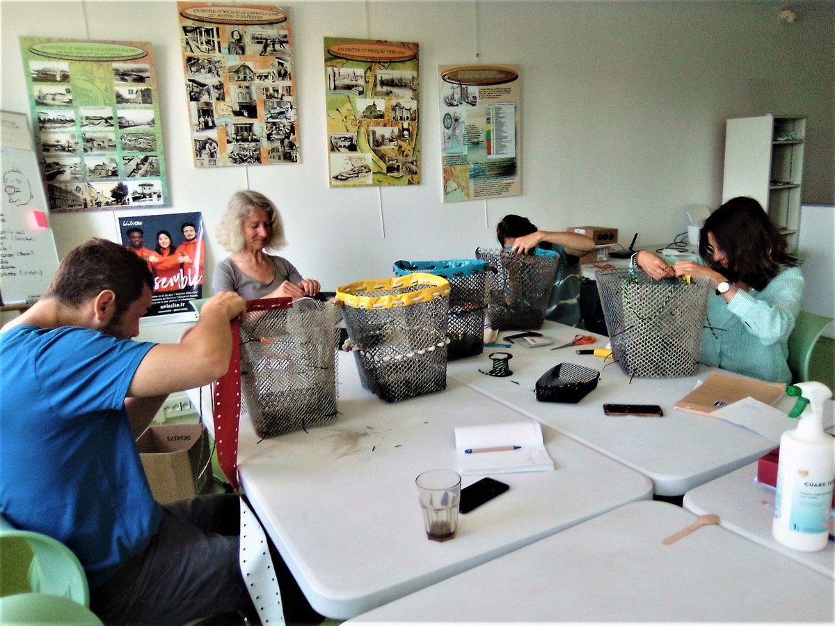 Echo_Mer's tweet image. L'équipage ECHO-MER se forme !
Objectif : proposer un nouvel atelier pour les groupes. Confection d'une corbeille avec des poches à huîtres recyclées !💙♻️
Renseignez-vous ! echo-mer.com/contact.php
#ecoutetamer #larochelle #arcachon #ostreiculture #recyclage #ateliercreatif