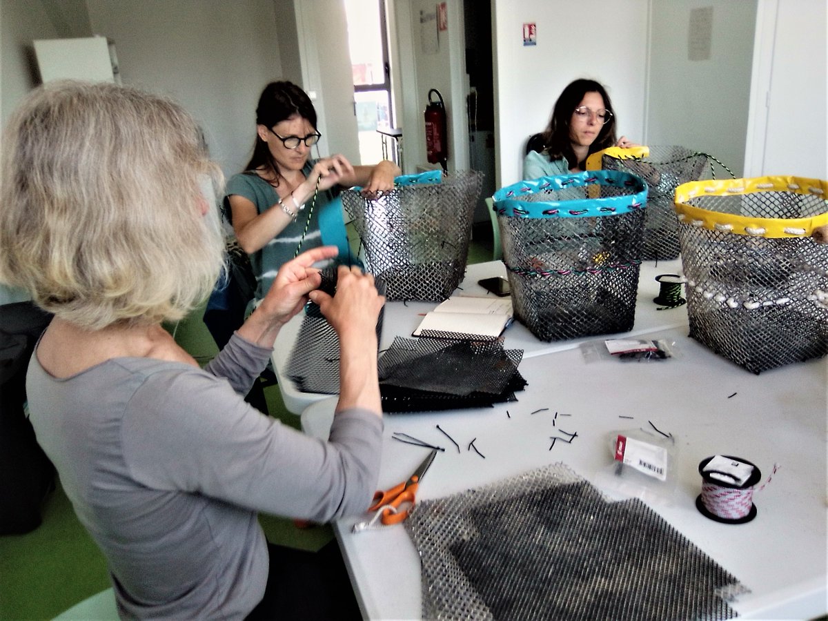 Echo_Mer's tweet image. L'équipage ECHO-MER se forme !
Objectif : proposer un nouvel atelier pour les groupes. Confection d'une corbeille avec des poches à huîtres recyclées !💙♻️
Renseignez-vous ! echo-mer.com/contact.php
#ecoutetamer #larochelle #arcachon #ostreiculture #recyclage #ateliercreatif