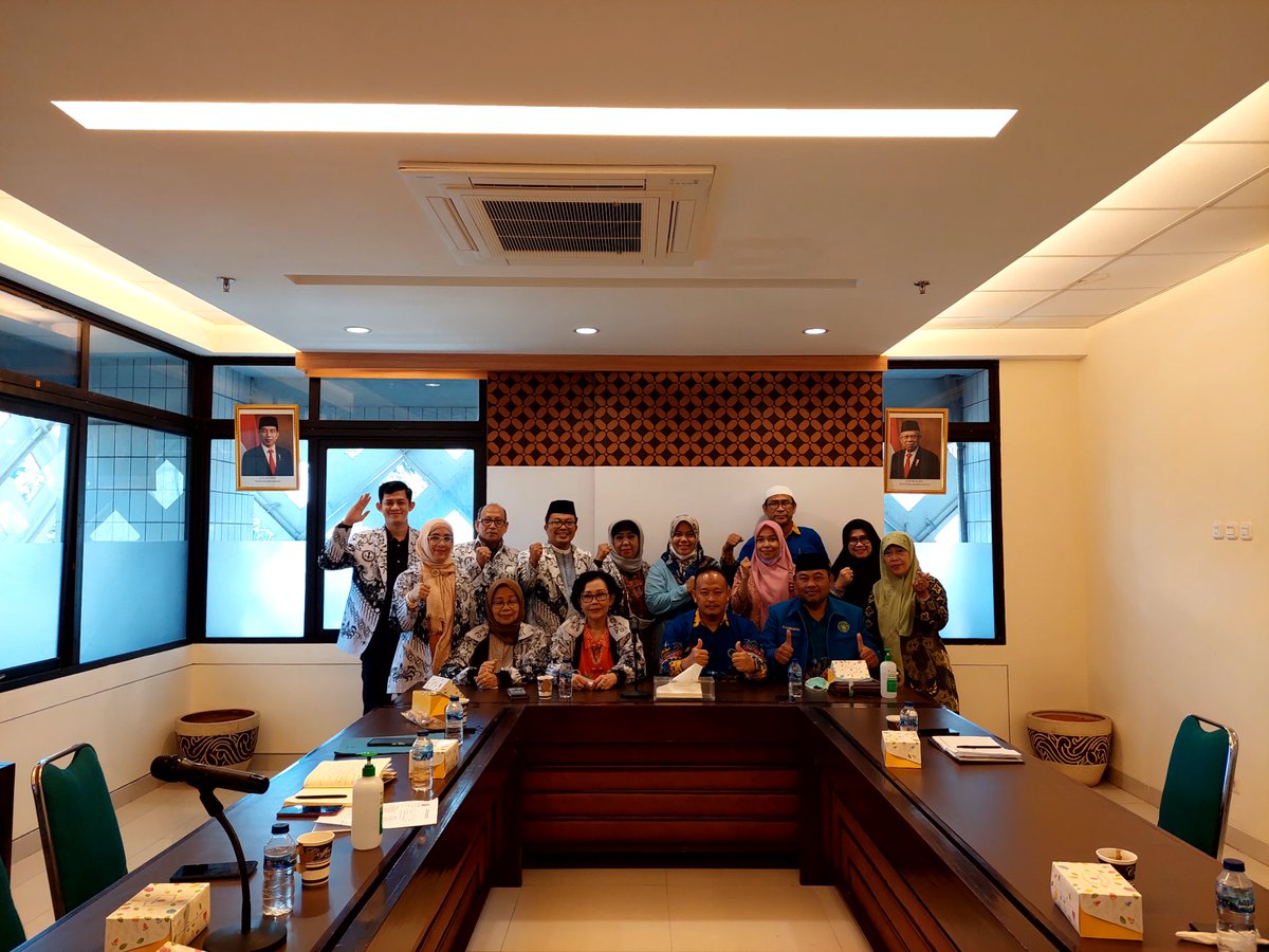 PBPGRI_OFFICIAL's tweet photo. Pengurus Besar PGRI menerima audiensi dr Persatuan Guru Madrasah Nasional Indonesia (PGMNI), diskusi singkat terkait perjuangan dari guru2 madrasah. PGRI dlm perjuangannya juga turut menyuarakan tentang kesejahteraan guru madrasah. 

#PGRI https://t.co/cwik4OFDWt