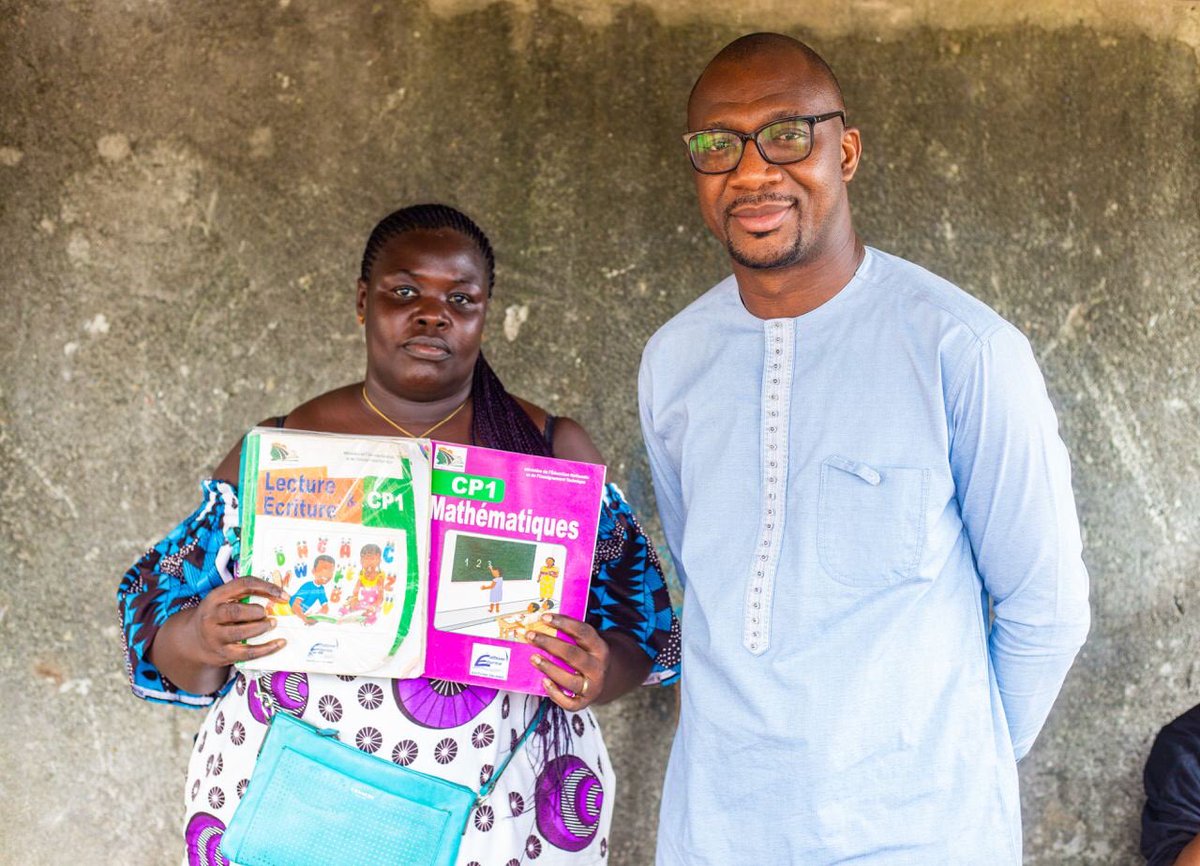 croireci's tweet photo. 11.05.22.Quartier libre à #Abobo pour nos apprenantes du projet #AlphabetFemmes. Échanges et bilan de leur programme d’apprentissage. Mais aussi l’occasion pour notre équipe de leur remettre des livres de lecture. Le cercle s’est agrandi. Leurs efforts sont remarquables. https://t.co/4vr2tcjWiu